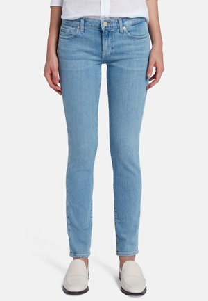 Jean skinny en denim bleu clair avec un design ajusté, style cinq poches, décoloration subtile et fermeture à bouton à l'avant.