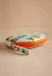 Okrugla, ziperska novčanica od uočljivog materijala. Ima narančasti zip i trakicu, s ilustracijama cvijeća i maštovitih likova.