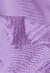 Lichtpaarse stof met een gladde textuur en een ribbelpatroon, iets gekreukt om diepte en zachtheid te tonen.