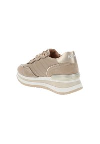 Scarpa atletica beige realizzata in materiali scamosciati e sintetici, con una suola intermedia spessa di colore bianco, accenti testurizzati e un logo sul retro.