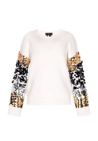 Witte gebreide trui met paillettenmouwen in goud-, zwart- en zilverkleurige patronen. Rond hals en geribbelde manchetten maken het ontwerp compleet.