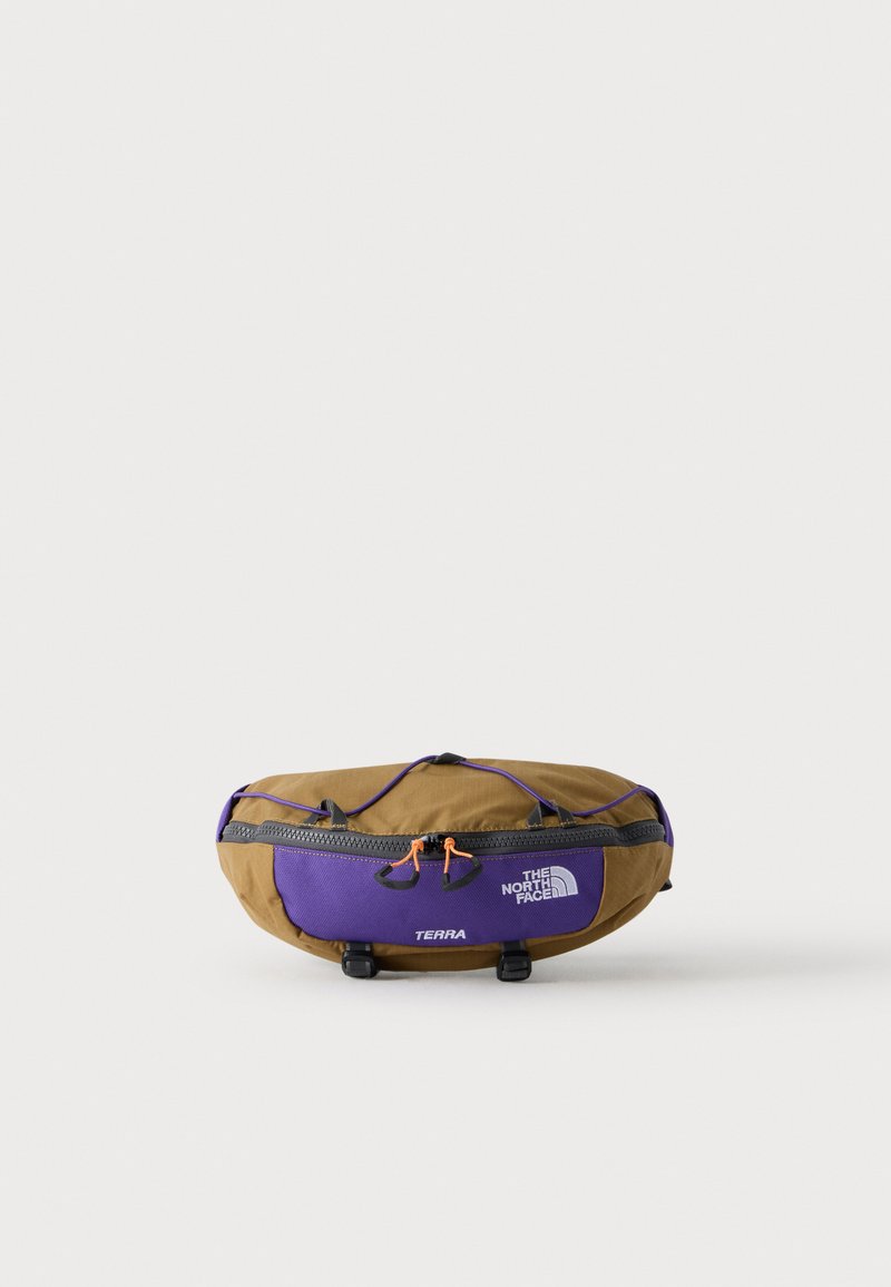 Καφέ και μωβ τσαντάκι μέσης North Face με φερμουάρ και ετικέτα "Terra" σε λευκό φόντο.