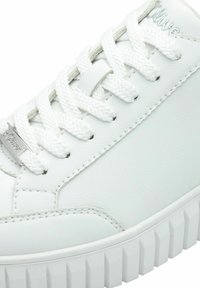 Sneaker bianco con tomaia in pelle liscia, suola in gomma testurizzata e lacci bianchi. Presenta un branding sottile e dettagli di cucitura tono su tono.