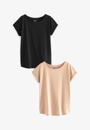 Dvé trička s krátkým rukávem: jedno černé, druhé světle béžové. Obě mají kulatý výstřih a volný střih, vyrobené z měkké tkaniny.