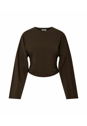 Top marrón de manga larga recortada hecho de tela suave, con cuello redondo y un ajuste holgado con detalles fruncidos en la cintura.