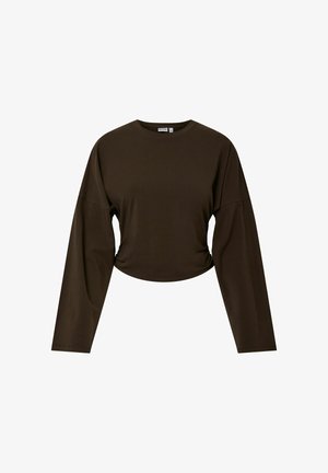 Brązowy krótki top z długim rękawem wykonany z miękkiego materiału, z okrągłym dekoltem i luźnym krojem z marszczeniami w talii.