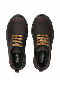 Bruine leren schoenen met ronde neuzen en een gestructureerd oppervlak, voorzien van geel en zwart geruite veters, versterkte hak en een logo inlegzool.