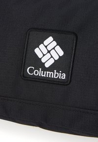 Pachet din țesătură neagră cu un logo alb Columbia, având o suprafață texturată și o formă rectangulară cu margini cusute.