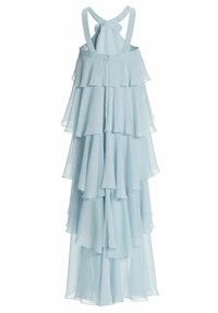 Robe en chiffon bleu clair à volants avec bretelles croisées et fermeture éclair au dos, longue jusqu'au sol avec des couches fluides.