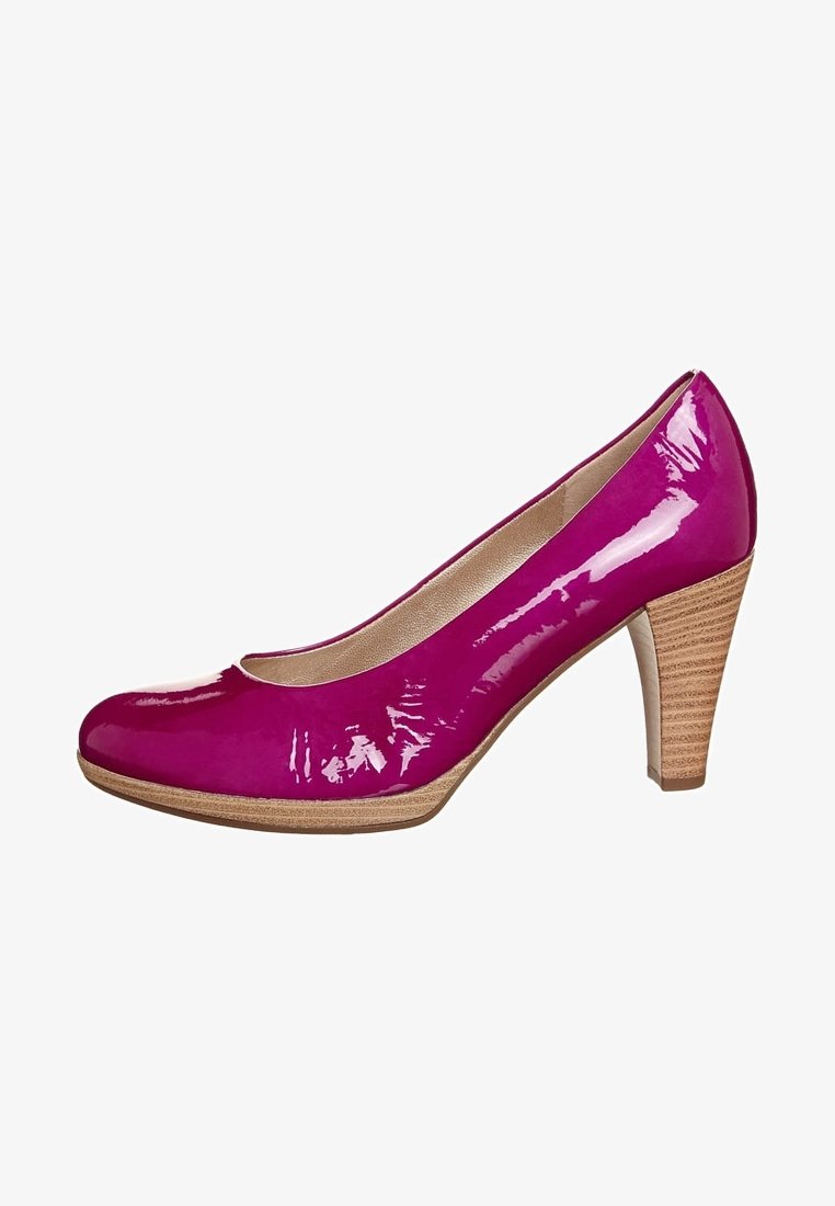 Chaussure à talons hauts fuchsia brillant avec un bout arrondi et un talon en bois texturé. Surface en cuir verni lisse, design simple sans embellissements.