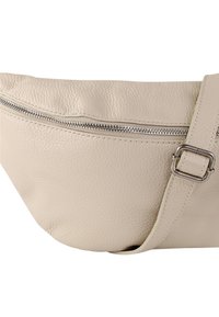 Crèmekleurige schoudertas van imitatieleer met een getextureerde afwerking, voorzien van een zilveren rits en een brede verstelbare schouderriem.