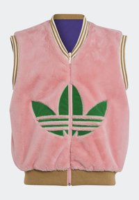 Růžová umělá kožešinová vesta bez rukávů se zeleným logem Adidas, zlatě pruhovaným žebrovaným límcem a lemem, zipovým zapínáním a hladkým povrchem.