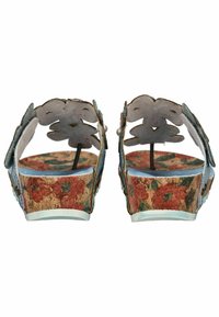 Sandales compensées en liège à motifs floraux avec une base bleu clair et des découpages floraux décoratifs sur les brides. Quincaillerie à boucle réglable incluse.