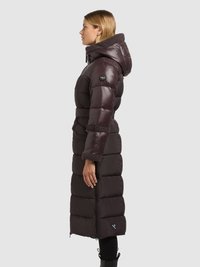 Lang, mørkebrun polstret frakke med bælte i taljen, hætte foret med pels og lynlåslukning, med glatte og teksturerede stofelementer.
