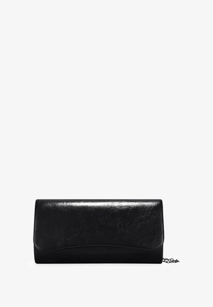 Clutch de cuero negro con una textura suave, forma rectangular y detalles con borde en la parte delantera. Incluye una correa de cadena desmontable.