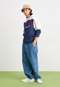 New Balance CLASSICS HOODIE - Jersey con capucha - navy