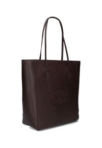 Bruine leren tote bag met een gestructureerde afwerking en een geperst rond logo aan de voorkant, voorzien van twee lange hengsels en een stevige vorm.