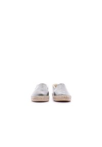 Scarpe espadrillas con tomaia in pelle grigia e suola in corda di juta naturale. Design slip-on con una texture liscia e punta arrotondata.