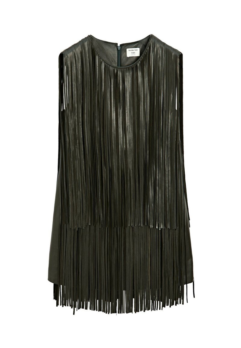 Mouwloze zwarte leren jurk met gelaagde lange franjes aan de voorkant en zoom, ronde halslijn en ritssluiting aan de achterkant.
