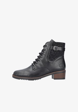 Bottes noires en cuir montant jusqu'à la cheville, avec un système de laçage sur le devant, du tissu noir texturé sur les côtés, un détail de boucle et un talon en bois empilé. Semelle en caoutchouc avec relief.