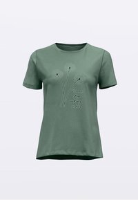 Zelena bombažna majica s kratkimi rokavi, okrašena s tremi vezenimi regratovimi cvetovi in napisom "Nikoli ne prenehaj z željami" v svetli, kontrastni barvi.