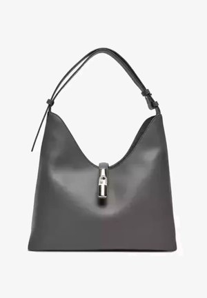 Borsa a spalla nera in pelle con forma curva, dotata di un tirazip metallico e manico regolabile. Texture liscia senza motivi visibili.
