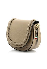 Beige lederen schoudertas met gevlochten rand, ronde flap en gouden hardware. Voorzien van een klein label met de Italiaanse vlag.