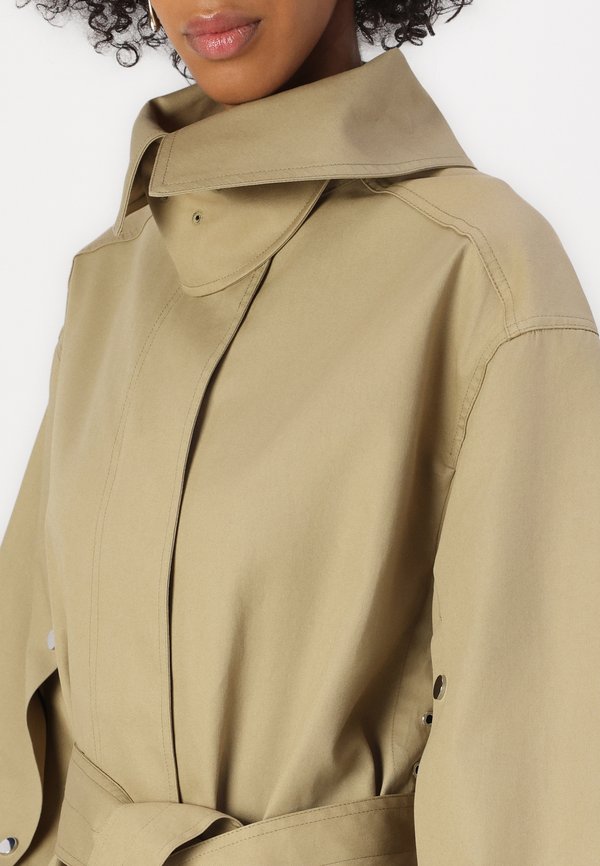 LIOR - Trenchcoat - tree house2