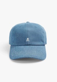 Helle blaue Denim-Kappe mit gebogenem Schirm, besticktem Totenkopf- und Kreuzbones-Motiv und einem sechsteiligem Design mit genähten Akzenten.