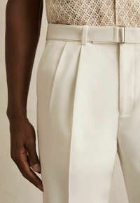 Reiss REGULAR FIT - STRAP BLEND BELTED PLEATED - Anzughose - white