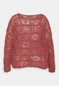 Czerwona sweter wykonany na drutach z ażurowym wzorem w geometryczne motywy, okrągłym dekoltem i długimi rękawami.