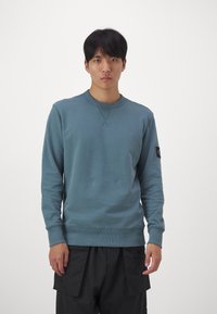 Calvin Klein Jeans BADGE CREW NECK - Felpa - goblin blue