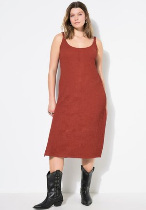 MIDI STRAIGHT SHAPE BUBBLE-STRUKTUR - Vapaa-ajan mekko - cinnamon