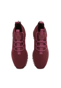 Bordové atletické boty s elastickým svrchním materiálem, šněrovacím designem, logovými akcenty a texturovanými podrážkami, které poskytují přilnavost a oporu.