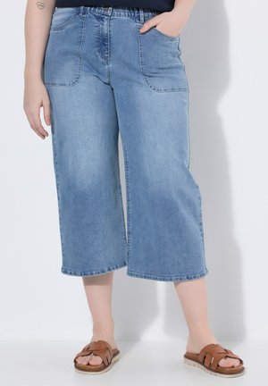 Ulla Popken STRETCH FIT MARY DENIM CULOTTES - Flared jeans - light blue