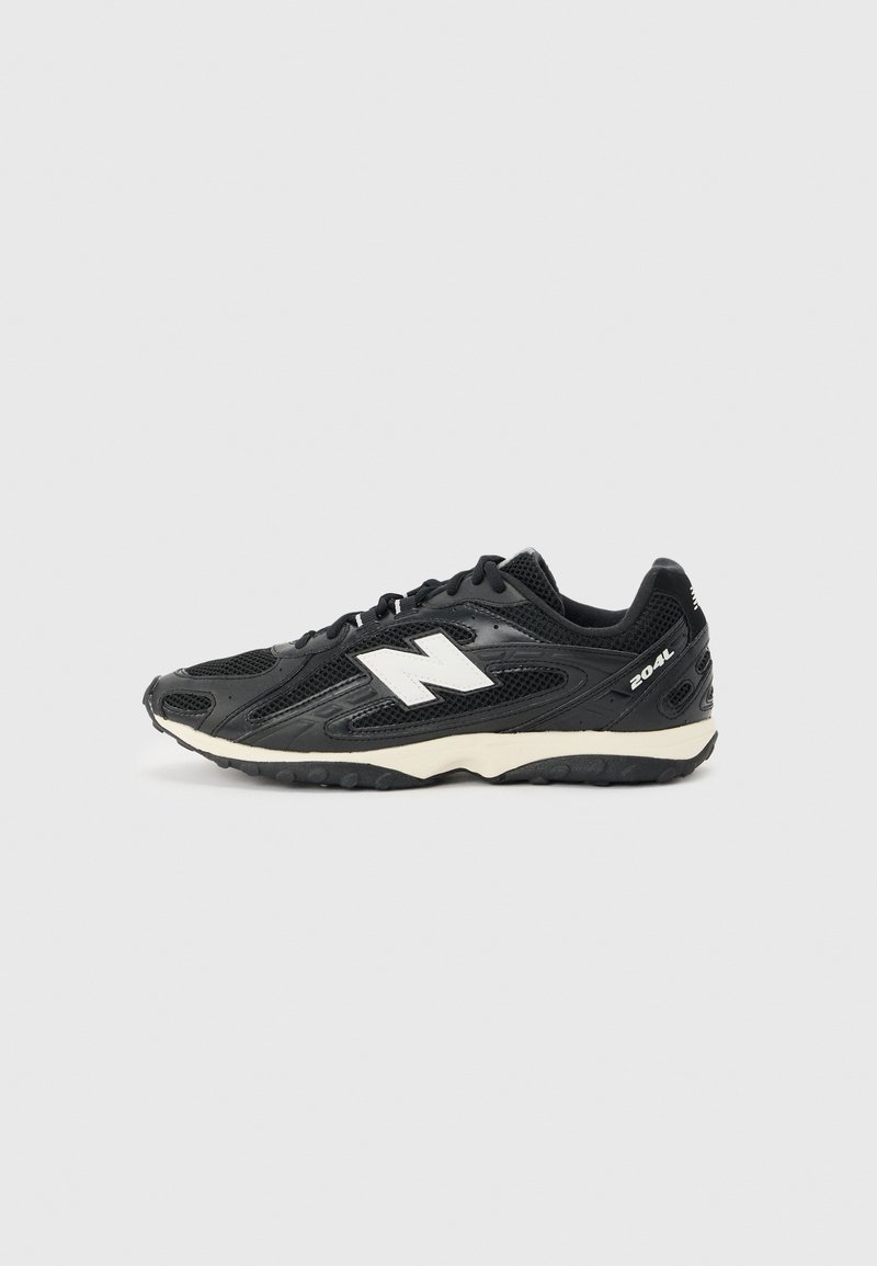 Μαύρο αθλητικό παπούτσι New Balance 204L με λευκό λογότυπο και κρεμ χρωματιστό σόλα, εμφανίζεται σε προφίλ αριστερής πλευράς σε απλό φόντο.