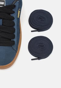 Puma UNISEX - Gördeszkacipők - club navy/black/gold