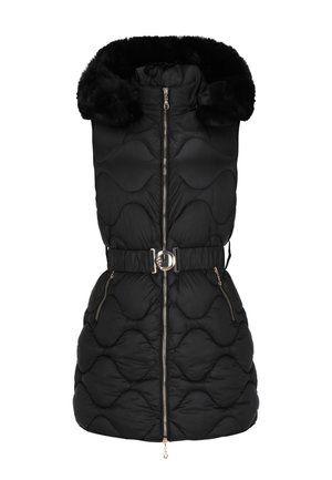 Czarna pikowana kamizelka z kapturem wykończonym futrem, z zapięciem na zamek z przodu oraz paskiem w talii. Posiada dwie boczne kieszenie na zamek.