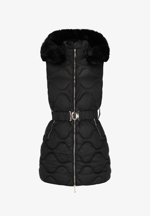 Czarna pikowana kamizelka z kapturem wykończonym futrem, z zapięciem na zamek z przodu oraz paskiem w talii. Posiada dwie boczne kieszenie na zamek.