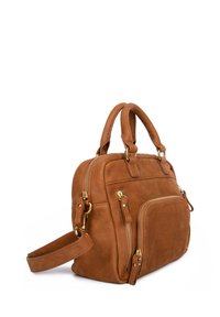 Bolso de cuero marrón con asas dobles en la parte superior, correa ajustable, múltiples bolsillos con cremallera y acentos de hardware dorado. Textura suave, diseño estructurado.