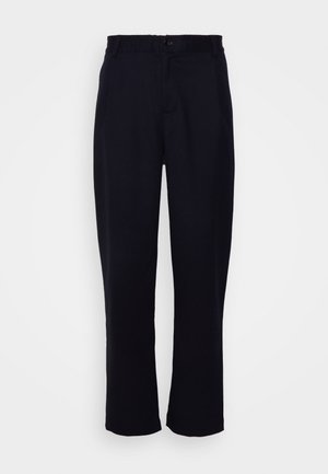 Schwarze Hose mit geradem Bein-Design, ausgestattet mit einem taillierten Bund, einem einzelnen Vorderknopf und zwei Fronttaschen. Glatte Textur.