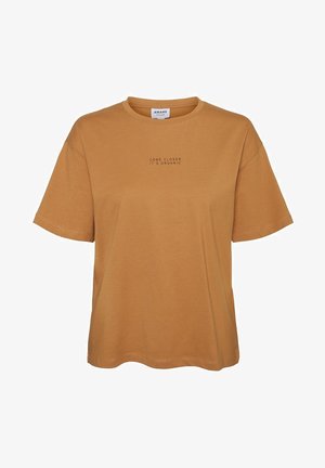 Brązowy T-shirt z organicznej bawełny, z krótkimi rękawami, okrągłym dekoltem i wyśrodkowanym napisem "PRZYJDŹ BLIŻEJ, TO ORGANICZNE" w kontrastowym kolorze.