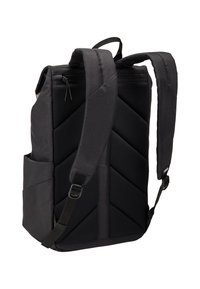 Mochila negra con correas acolchadas, superficie texturizada y diseño de patrón de chevron. Cuenta con una tapa con cremallera y un bolsillo lateral. Tela duradera.