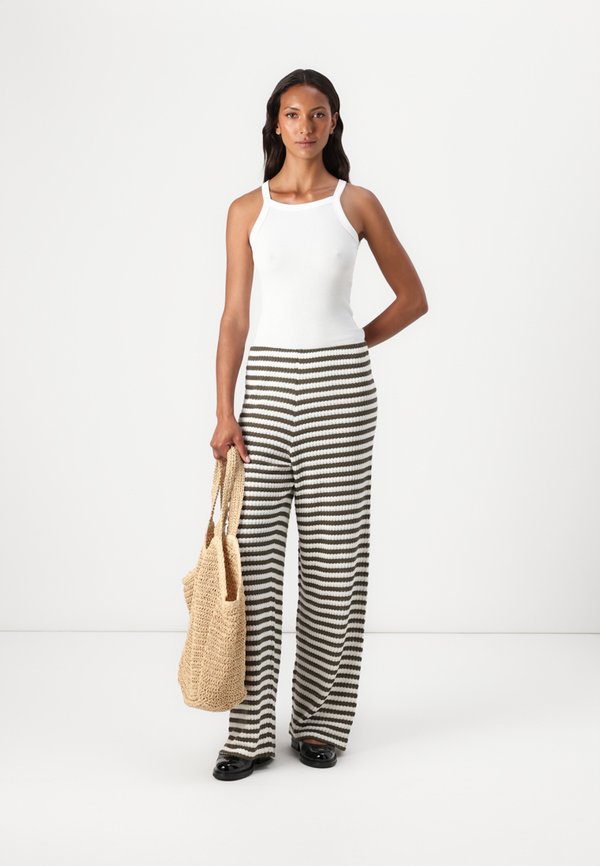 LOOSE PANTS - Trousers2