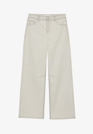 Ανοιχτό γκρι παντελόνι σε φαρδιά γραμμή με πέντε τσέπες, μπροστά κλείσιμο με κουμπί και αντίθεση ραφές κατά μήκος των ραφών. Το ύφασμα φαίνεται μαλακό και ανθεκτικό.