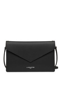 Borsa a busta sintetica nera con una texture liscia, caratterizzata da un flap diagonale, dettaglio del logo metallico e tracolla rimovibile.