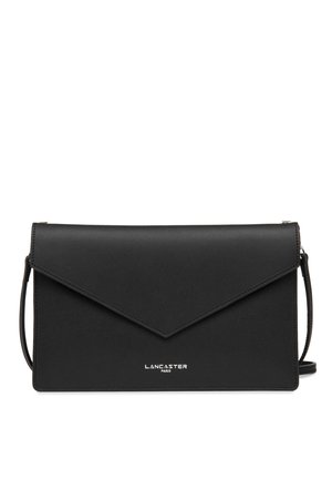 Borsa a busta sintetica nera con una texture liscia, caratterizzata da un flap diagonale, dettaglio del logo metallico e tracolla rimovibile.