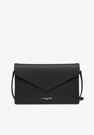 Pochette en synthétique noir avec une texture lisse, dotée d'un rabat diagonal, d'un détail de logo métallique et d'une bandoulière amovible.