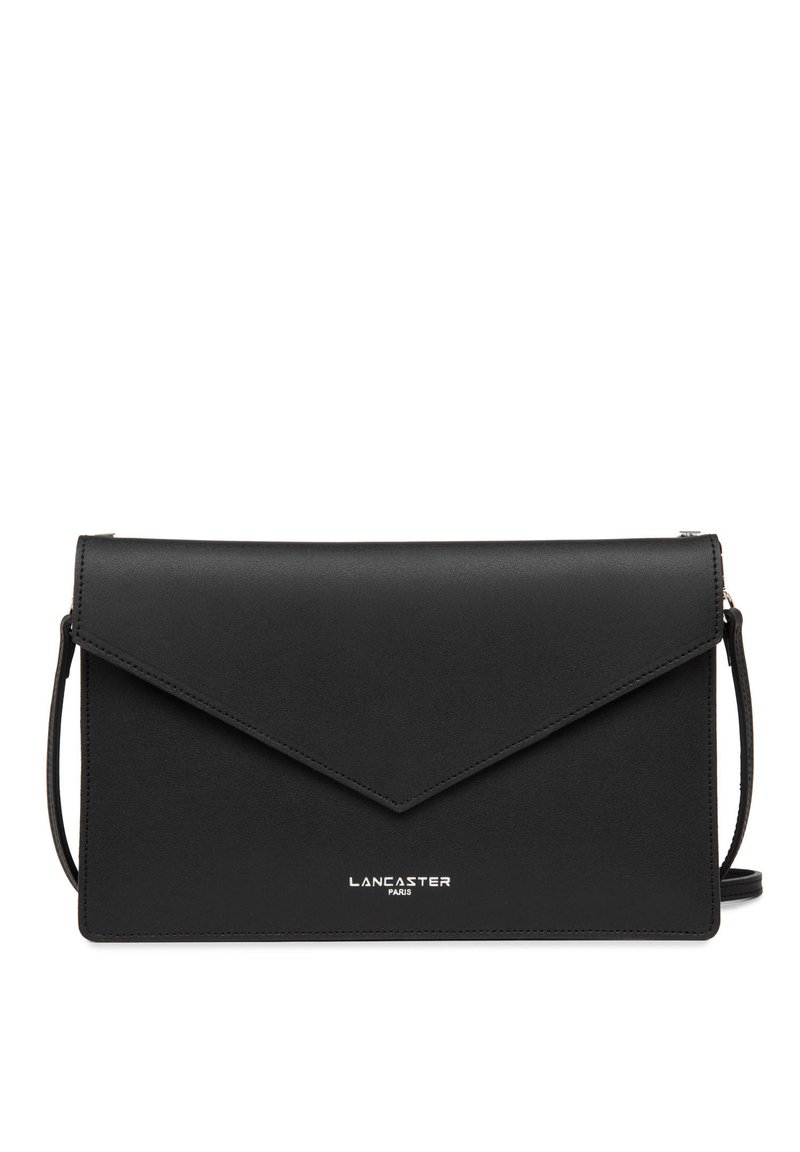 Borsa a busta sintetica nera con una texture liscia, caratterizzata da un flap diagonale, dettaglio del logo metallico e tracolla rimovibile.