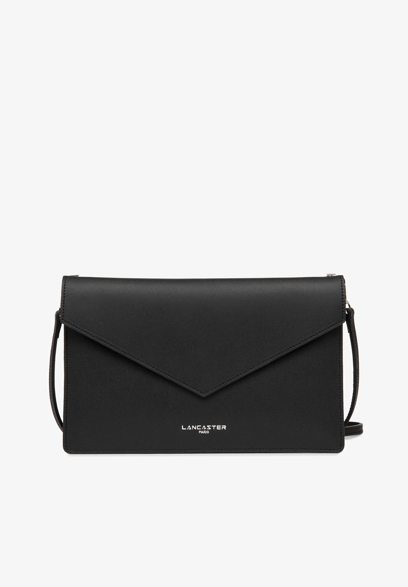 Borsa a busta sintetica nera con una texture liscia, caratterizzata da un flap diagonale, dettaglio del logo metallico e tracolla rimovibile.